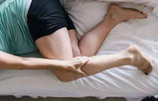 小腿总抽筋是缺钙了吗？除了缺钙，还有这几个原因！