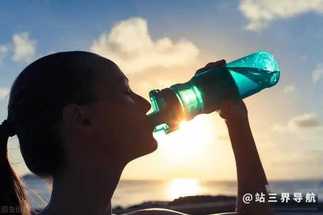 多喝水到底是养肾还是伤肾？这3种喝水方式很伤肾！